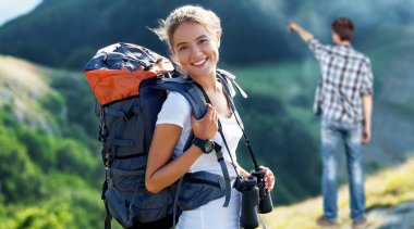 Güzel genç kadın uzun yürüyüşe çıkan kimse