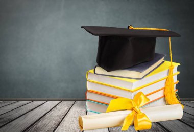 Kitap yığını mezuniyet şapka