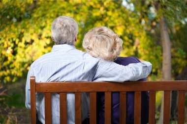 Park yerinde yaşlı bir çift