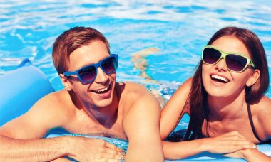 kadın ve erkek yüzme havuzunda