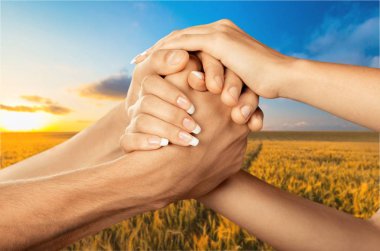 El ele tutuşan insanlar 