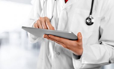 Doktor adam stetoskop ile