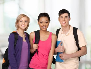 Kütüphanedeki genç öğrenciler 