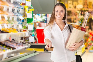 Kredi kartı tutan kadın.