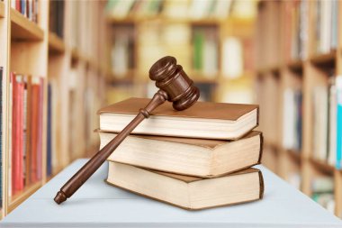 Kitaplar ve tahta tokmak 