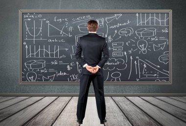 Takım elbiseli genç iş adamı. 