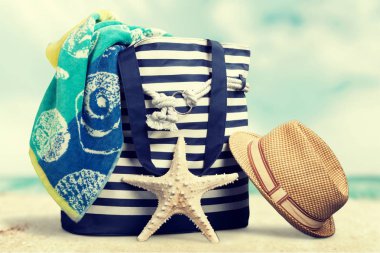 bir şapka ile plaj çantası 