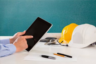 iş adamı yakın çekim fotoğraf dijital tablet arka planda tutan eller