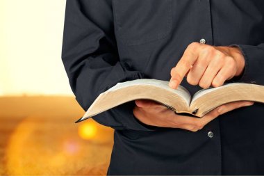 Adam holding kutsal İncil