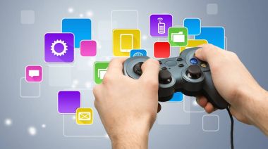 Erkek el joystick kullanarak