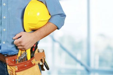 kask ile çalışan adam