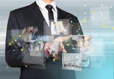 İş öğeleri simgeler tutan adam