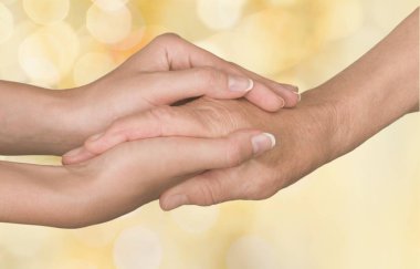 yaşlı ve genç eller