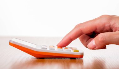 düğmesini hesap makinesi iterek parmak