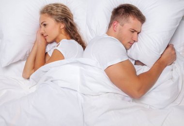 Genç çift yatakta.