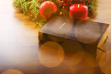 Heilige Bijbel met kaars