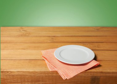 Beyaz plaka peçete üzerinde