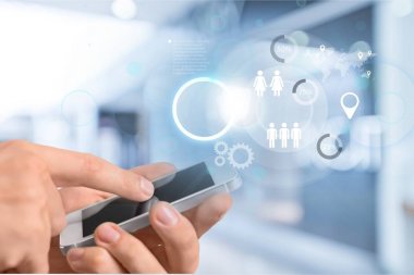 akıllı telefon tutan eller 