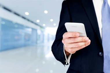 El ele tutuşan akıllı telefon. 