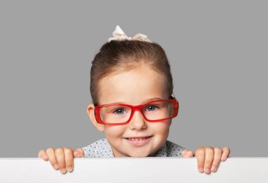 gülümseyen kız beyaz boş