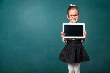 kız öğrenci holding dijital tablet