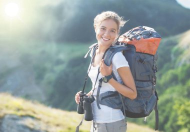 Kadın sırt çantası ile doğa yürüyüşü 