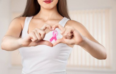  kadın göğüs pembe rozet ile 