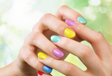 Kadın el ile parlak manikür