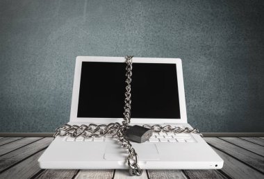 laptop ile zincirleri ve asma kilit