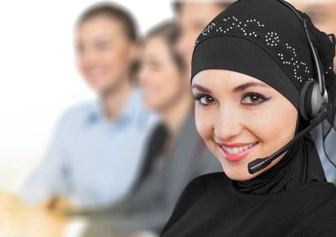 Kulaklık arka plan üzerinde genç sevimli Arap kadın portresi 