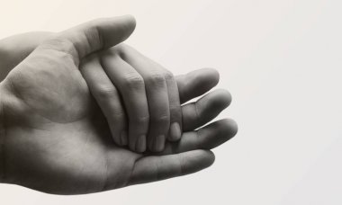 İnsanların kendi elleriyle birlikte.