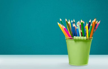 Fincanda renkli kalemler 