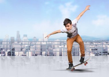 Genç çocuk kaykay üzerinde atlama