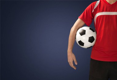 Futbol topu tutan adam