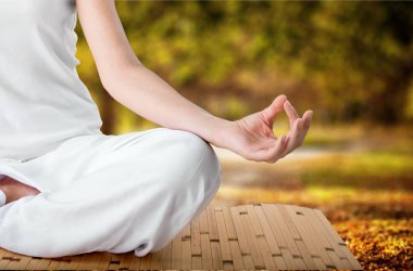 Yoga yaparken genç güzel kadın