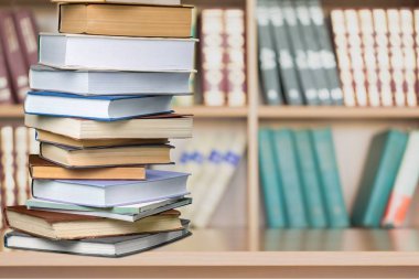 Eski yığılmış kitaplar