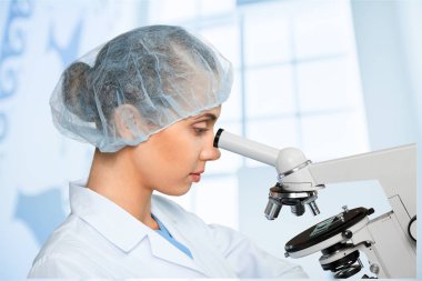 Mikroskopla çalışan bilim adamı