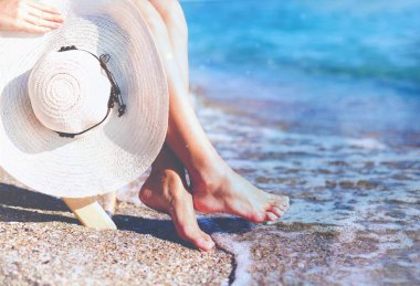  Hasır Şapkalı kadın bacakları  