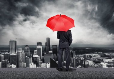 Kırmızı şemsiye ile iş adamı