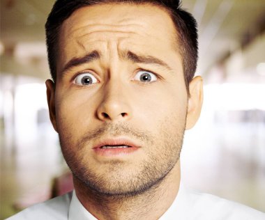 Yakışıklı genç adam.