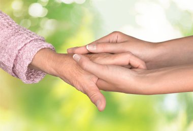 yaşlı ve genç eller