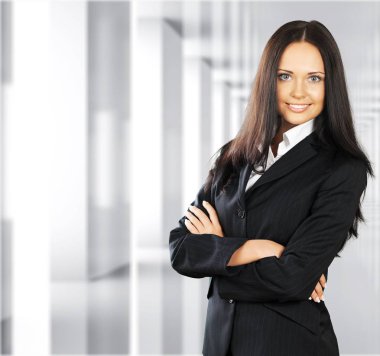 Çapraz eller ile kendine güvenen kadın