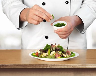 adam yemek mutfakta salata