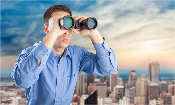 Empresario buscando en binoculares —  Fotos de Stock