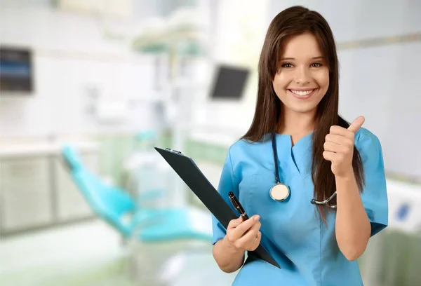 Jeune femme médecin avec stéthoscope — Photo