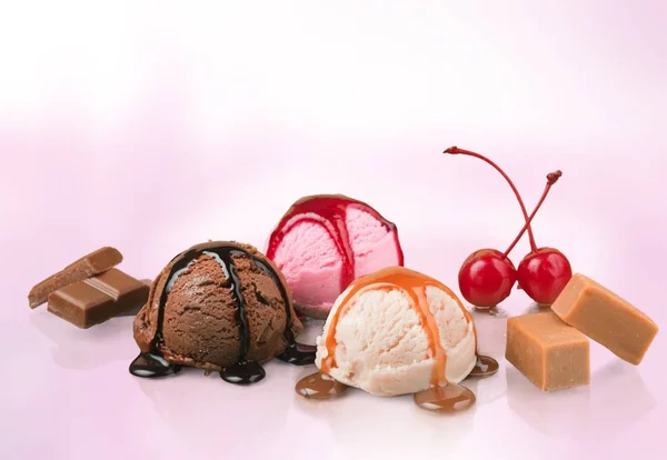 Choklad, vanilj och jordgubbsglass — Stockfoto