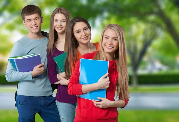 Groep studenten met boeken — Stockfoto