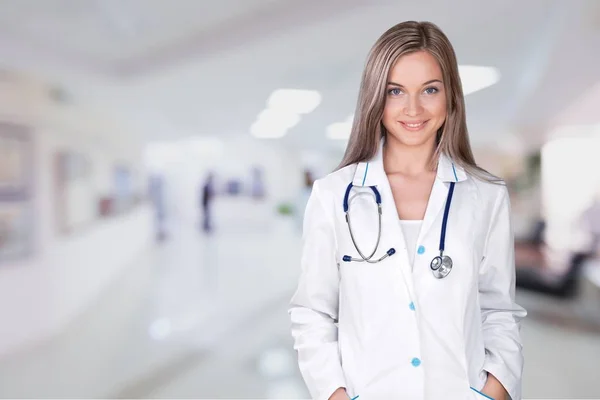 Dokter wanita muda yang menarik — Stok Foto