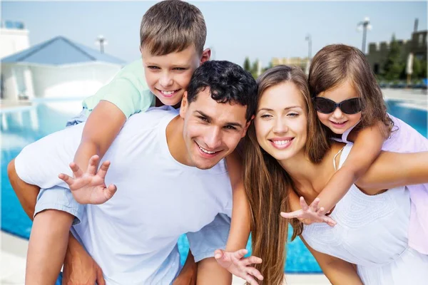 Mooie familie in de buurt van zwembad — Stockfoto