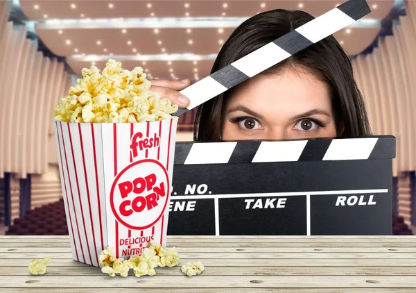Niedliche Frau mit Popcorn — Stockfoto